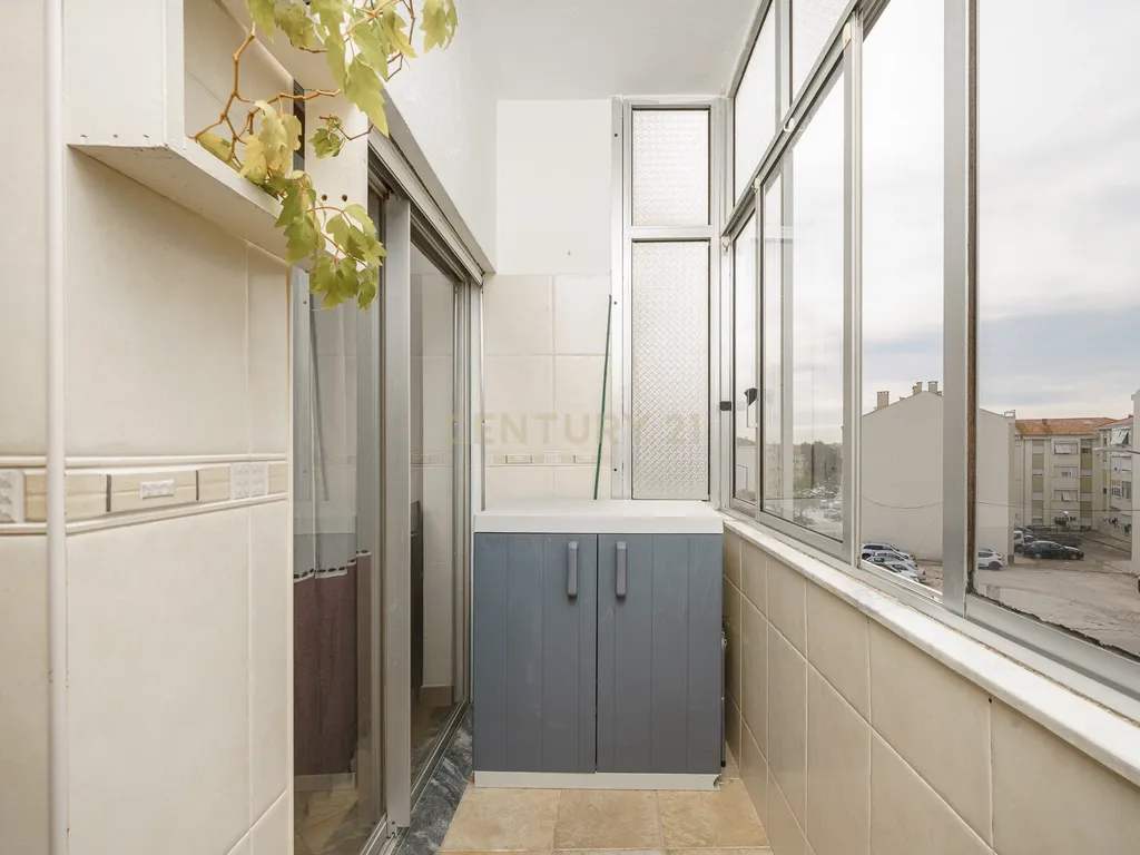 Apartamento T2 na Moita com 2 Varandas e Ponto de Carregamento para Veículos Elétricos - Image 8