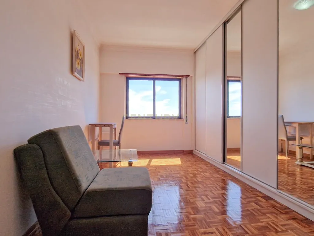 Apartamento T3 em Queluz, Sintra com Vista - Image 7