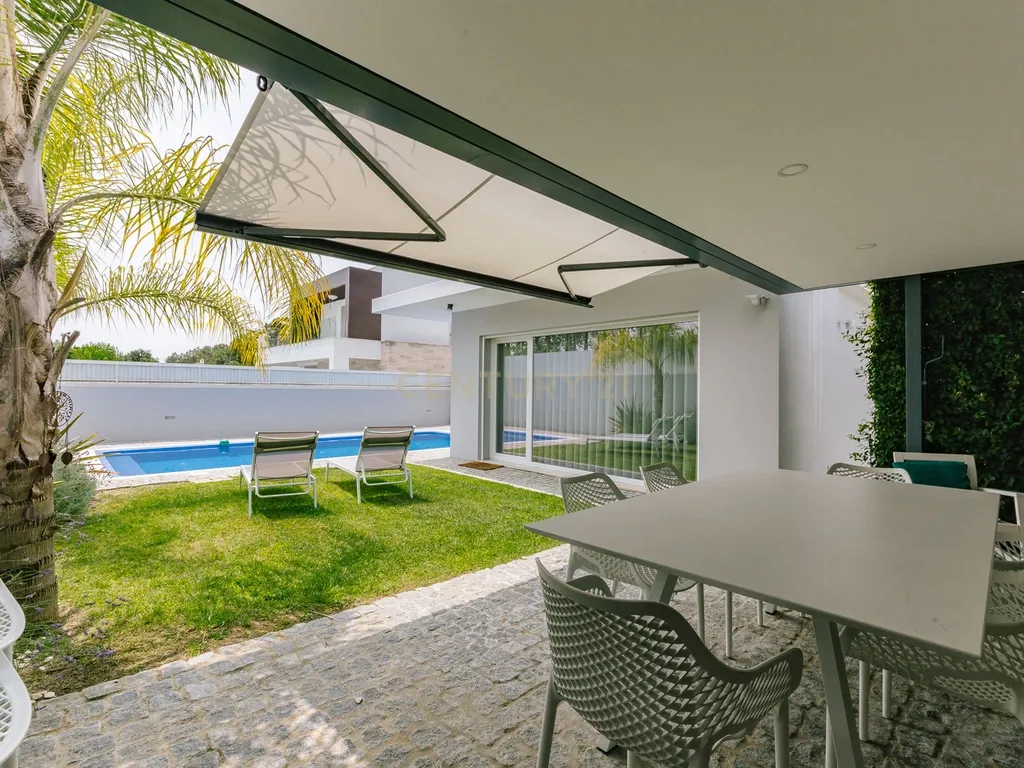 Moradia Independente com 5 quartos, com Jardim e Piscina, na Aroeira - Image 3