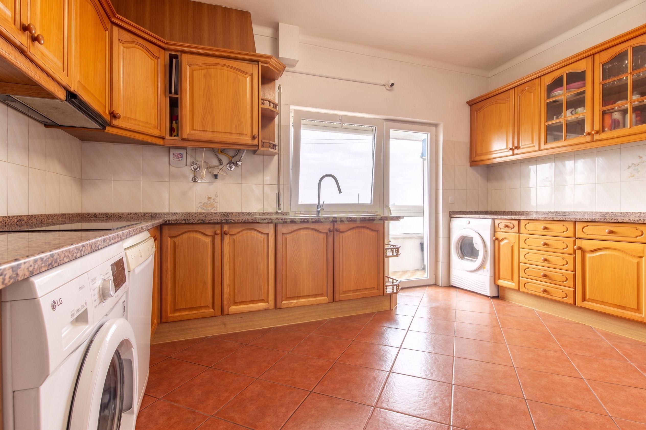 Fotografia 9 de Excelente Apartamento de 4 Assoalhadas com Terraço e Sótão Independente na Quinta do Conde.