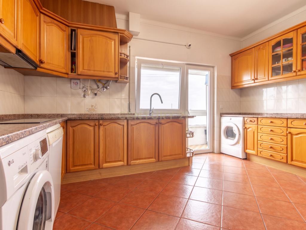 Excelente Apartamento de 4 Assoalhadas com Terraço e Sótão Independente na Quinta do Conde. - Image 9