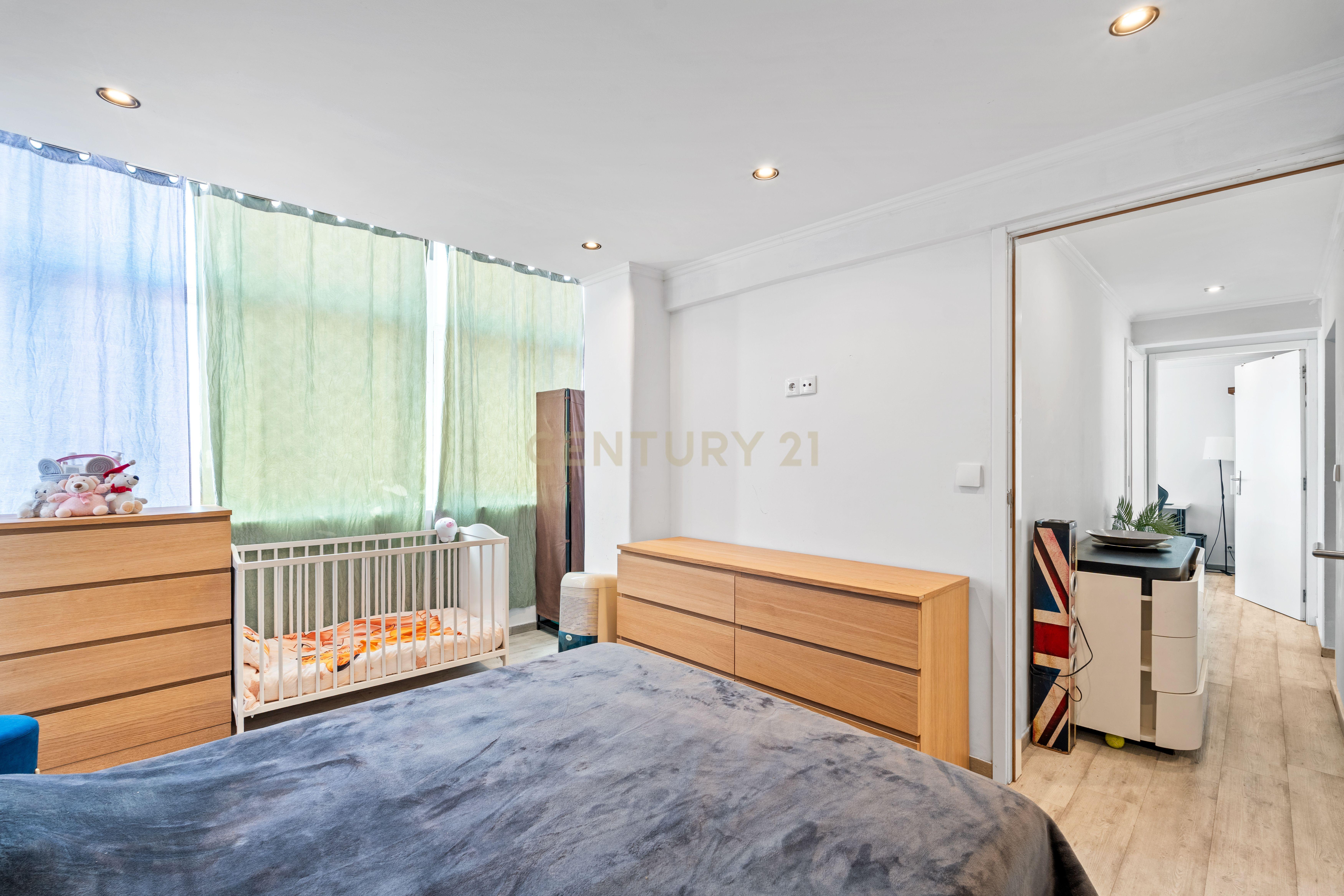 Fotografia 11 de Penthouse T4 Remodelada com Terraço Privativo e Vista Panorâmica sobre Lisboa