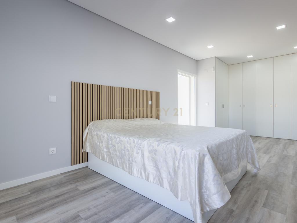 Vila Alegre / Fernão Ferro - Luxuosa moradia isolada térrea de 4 assoalhadas com arquitetura comtemporânea inserida em lote de 2775 m² - Image 18