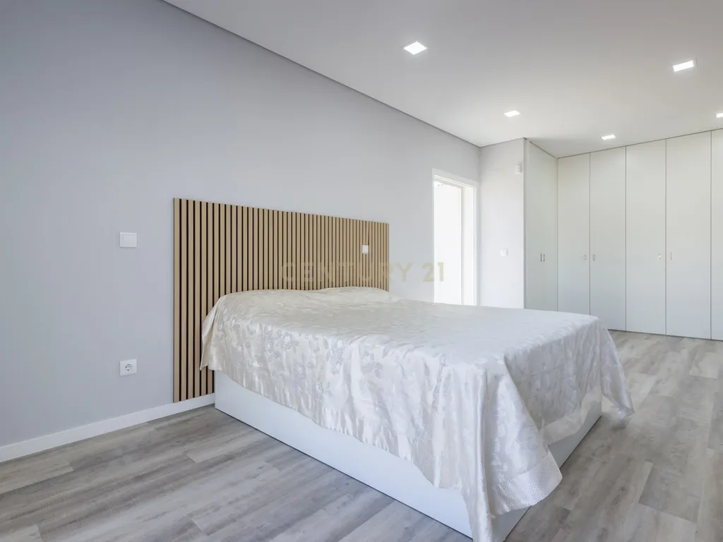 Vila Alegre / Fernão Ferro - Luxuosa moradia isolada térrea de 4 assoalhadas com arquitetura comtemporânea inserida em lote de 2775 m² - Image 18
