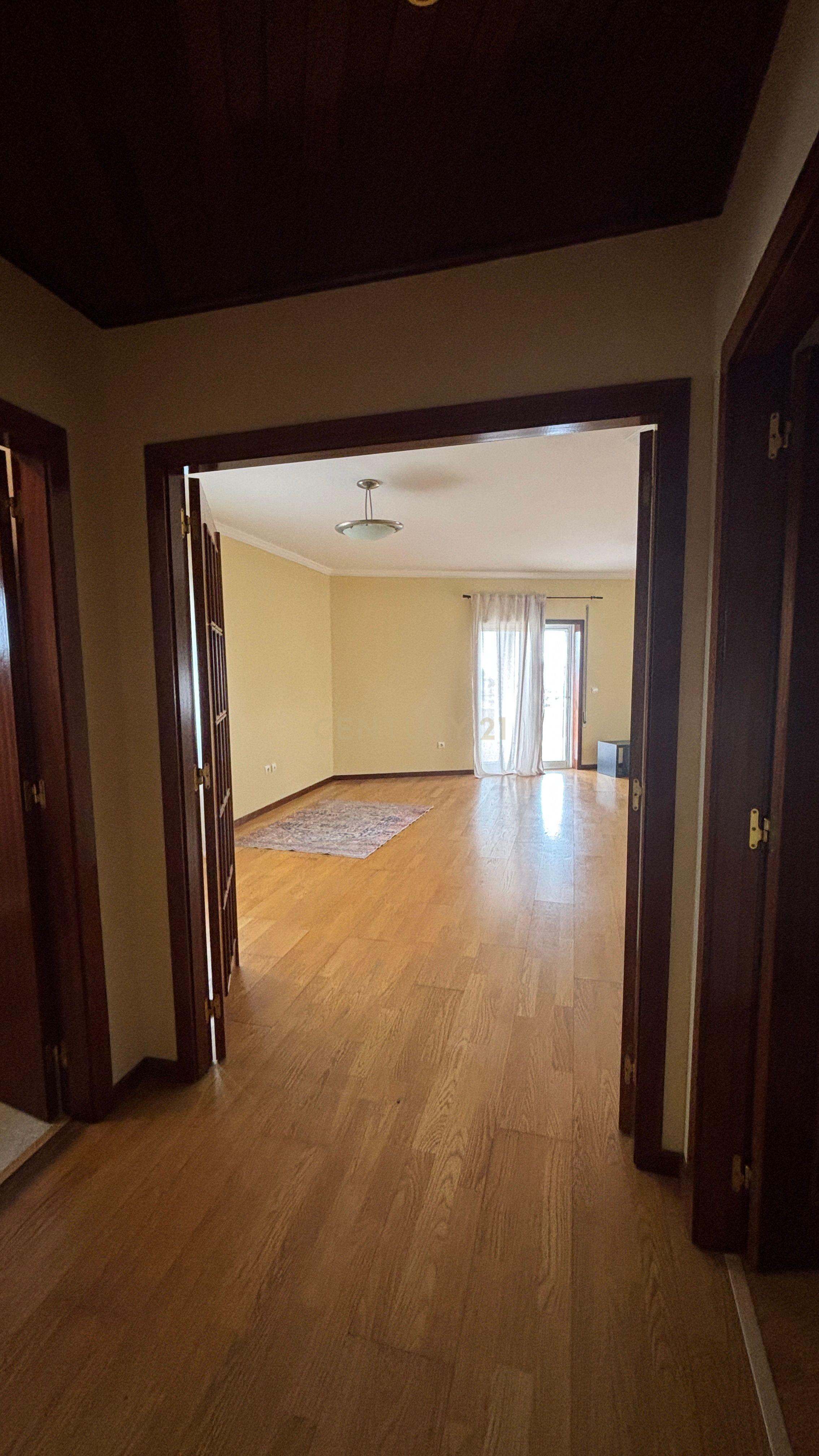 Fotografia 12 de Apartamento T3 no Último Piso com Terraço e Garagem – A Apenas 750 Metros da Praia