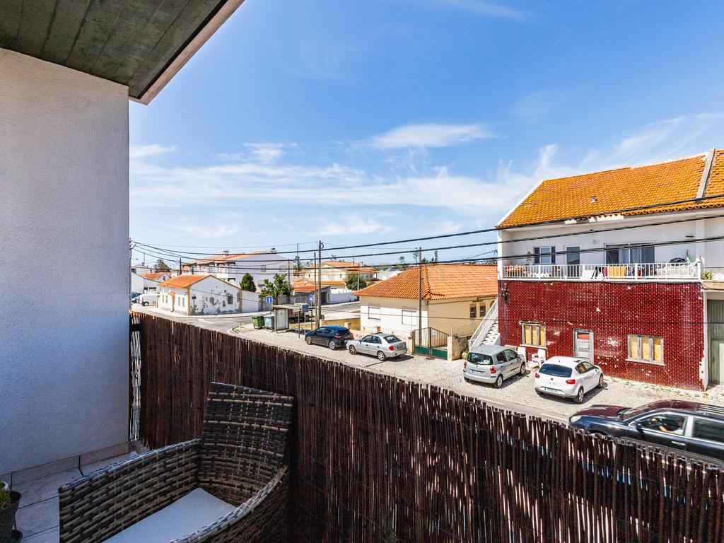 T2 com 110 m² | Espaço a Sério, Varanda e Garagem - Image 10