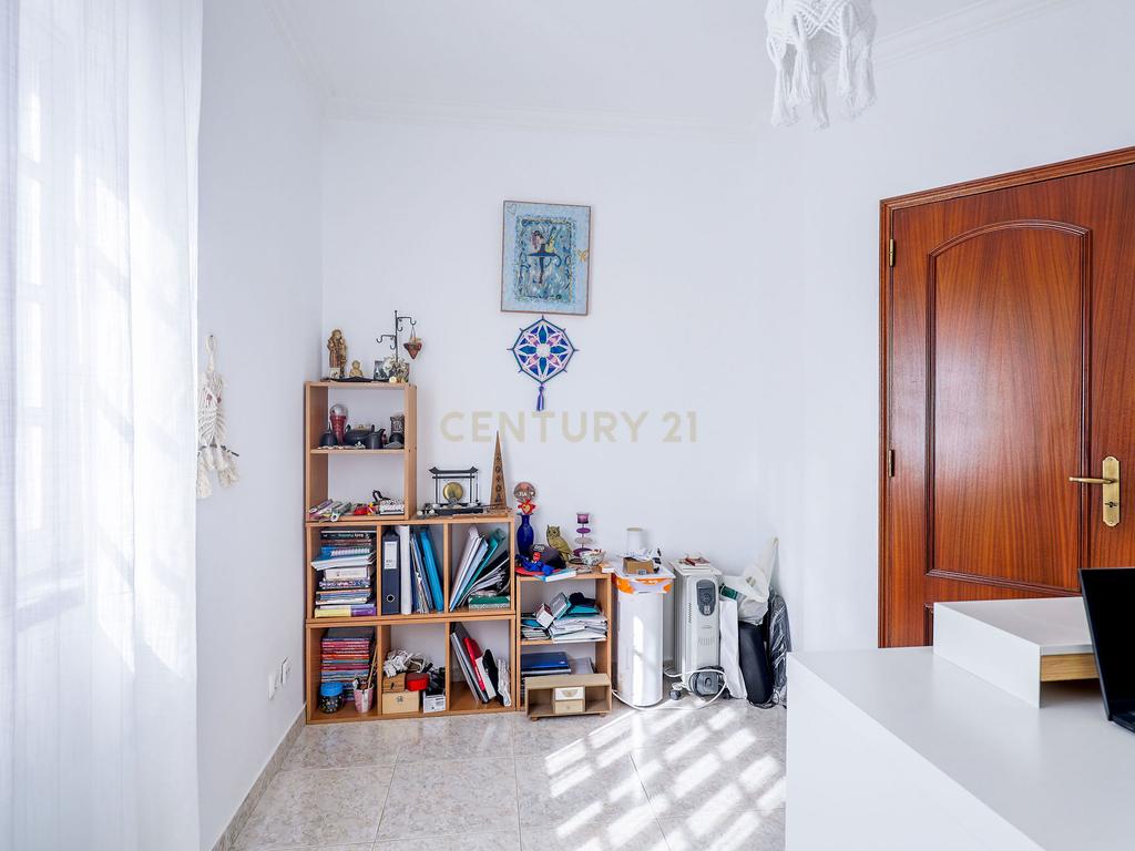 Moradia T3 com Garagem, Espaço Exterior e Sótão Aproveitável na Quinta do Conde - Image 37