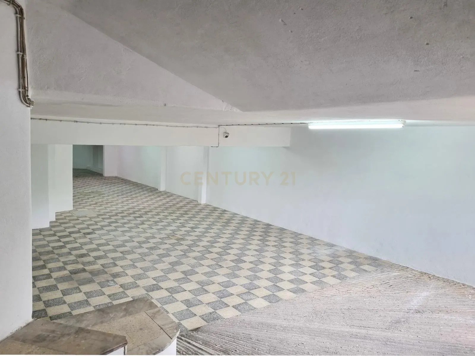 Fotografia 6 de Armazém Gigante de 347 m² no Laranjeiro – Espaço Raro e Cheio de Potencial!