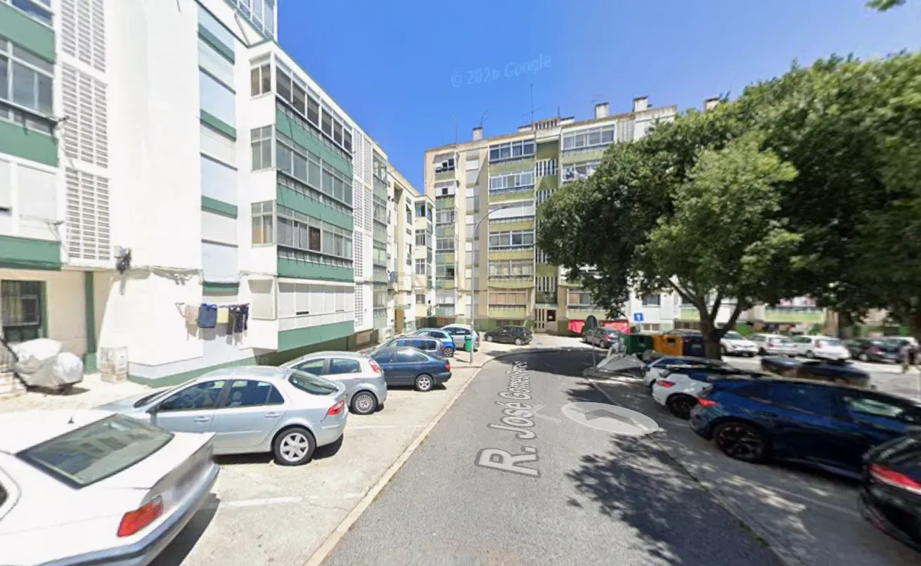 Fotografia 12 de Apartamento T1 para Remodelar Reboleira – prédio com elevadores e localização central