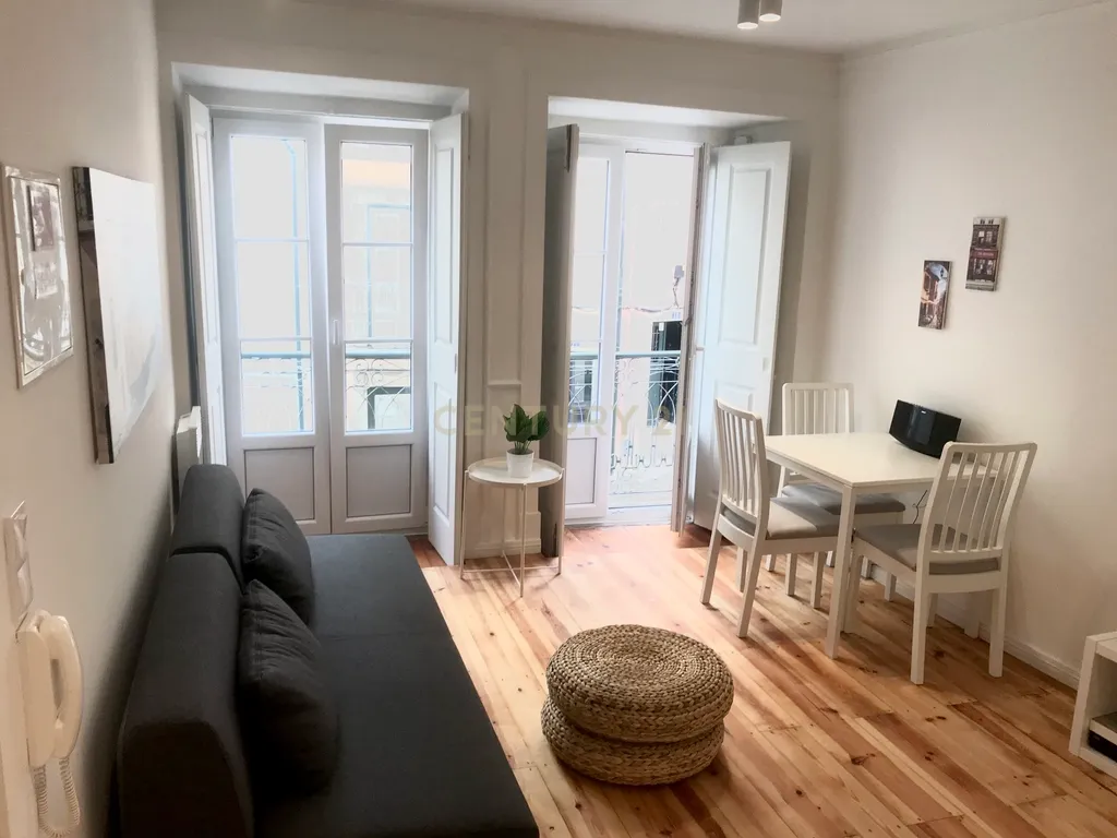 T1 remodelado com varanda no coração de Alfama - Image 1
