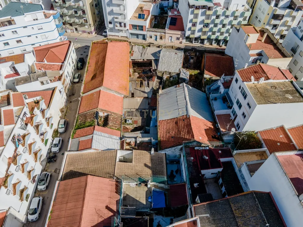 OPORTUNIDADE DE INVESTIMENTO - Edifício térreo 323m2 para recuperação no Centro Portimão - Image 17