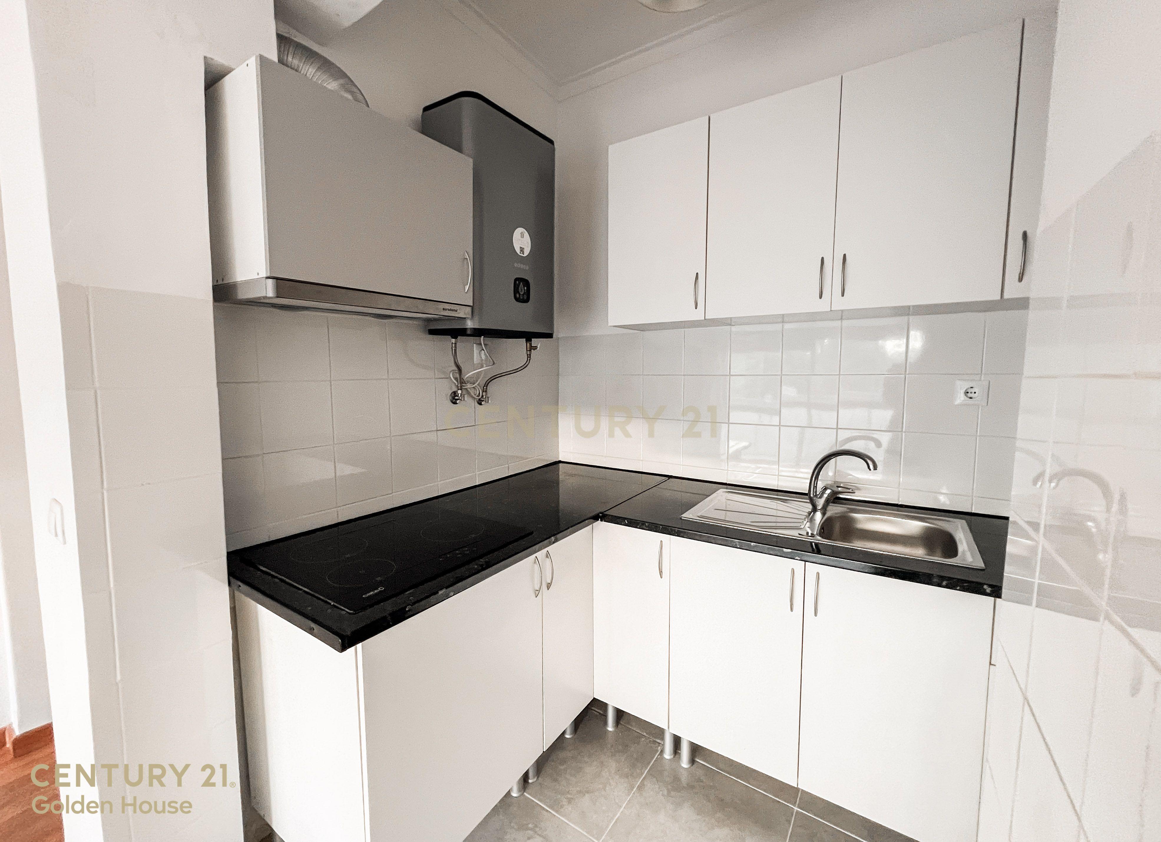 Apartamento Renovado T1 com Vista Panorâmica em Lisboa - Image 4