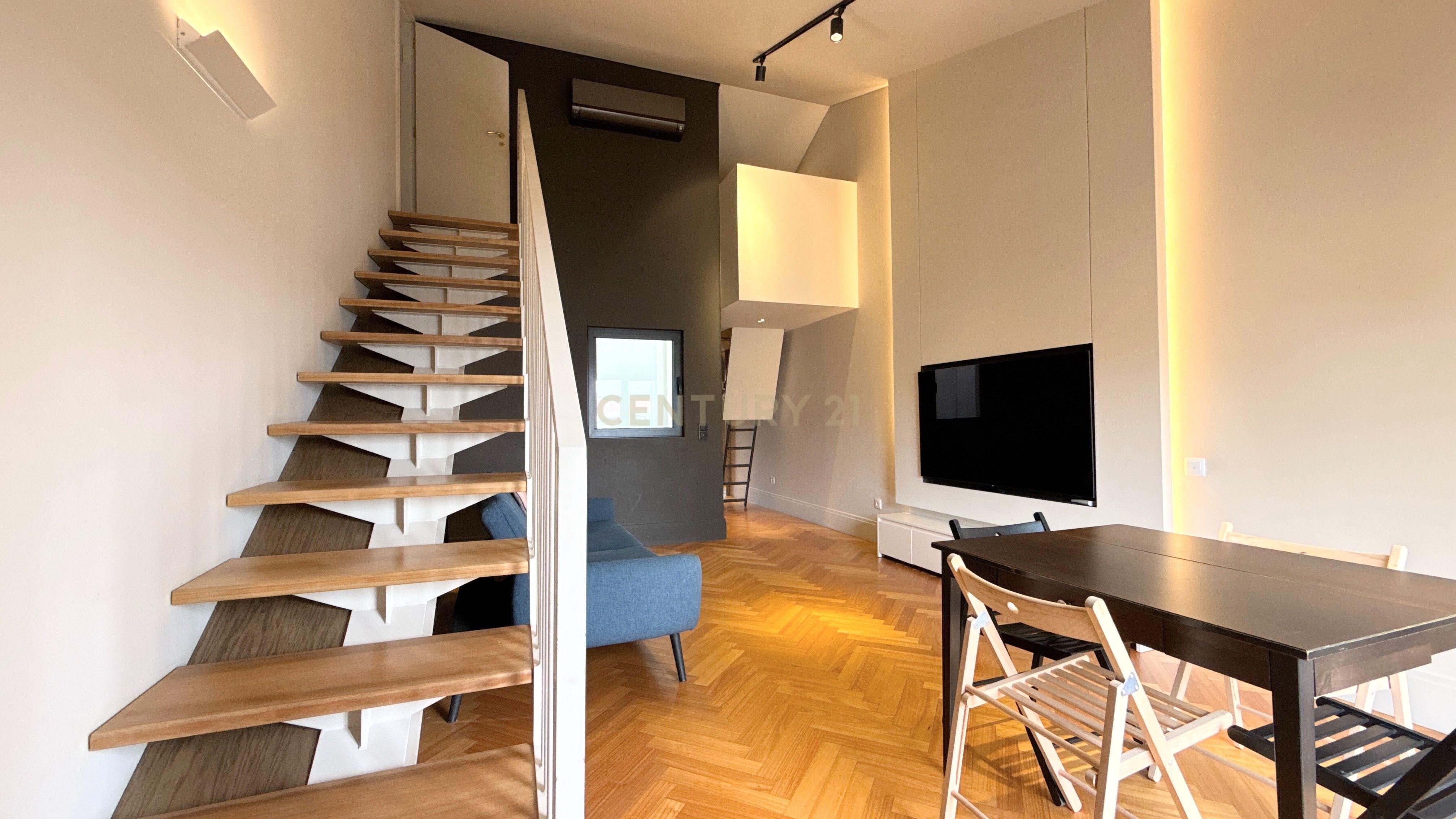 Fotografia 10 de Excelente T2 Duplex Mobilado com Vista Desafogada e Varanda | Centro do Porto | Edifício de 2022
