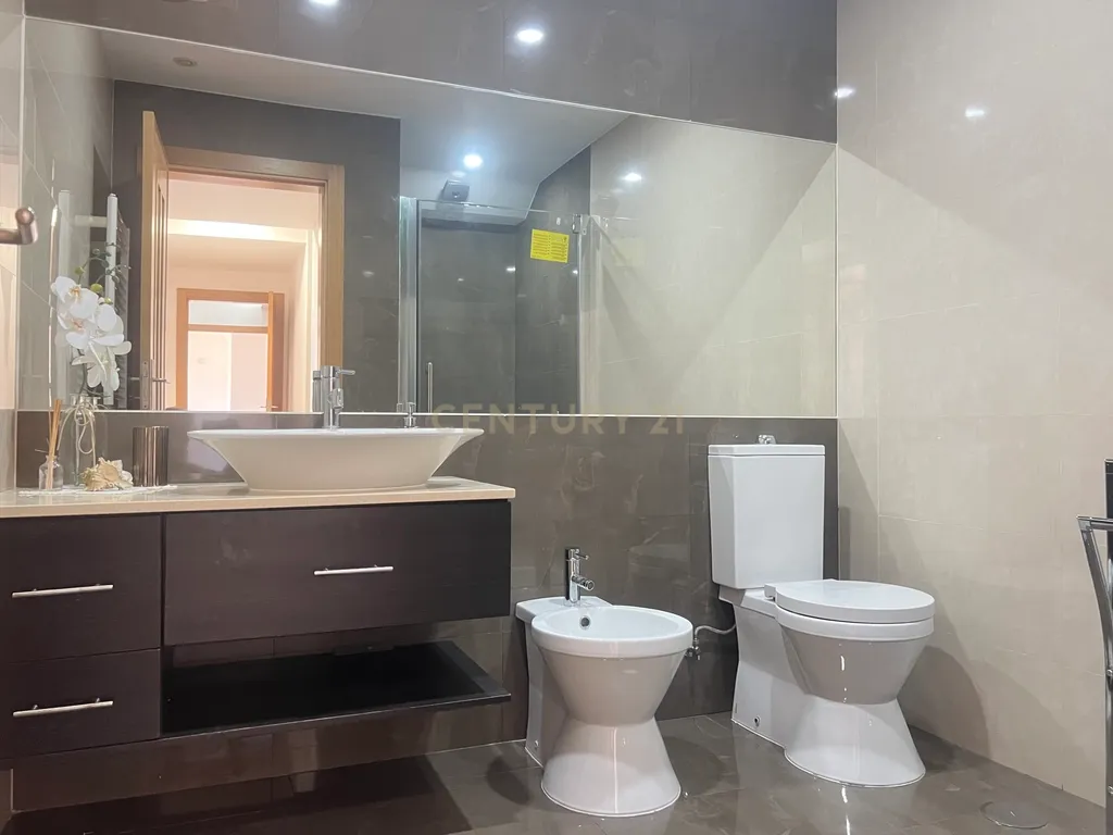 T2 com parqueamento e arrecadação - Casas do Lago Serra de Carnaxide Amadora - Image 19