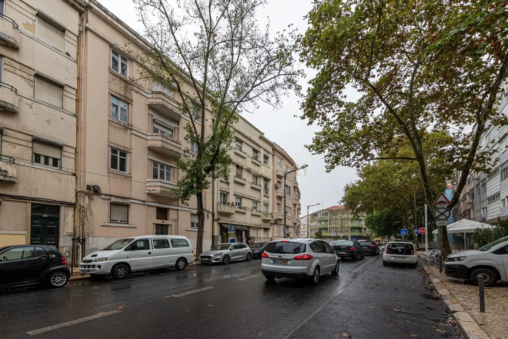 Apartamento T2 com logradouro na Penha de França - Image 2