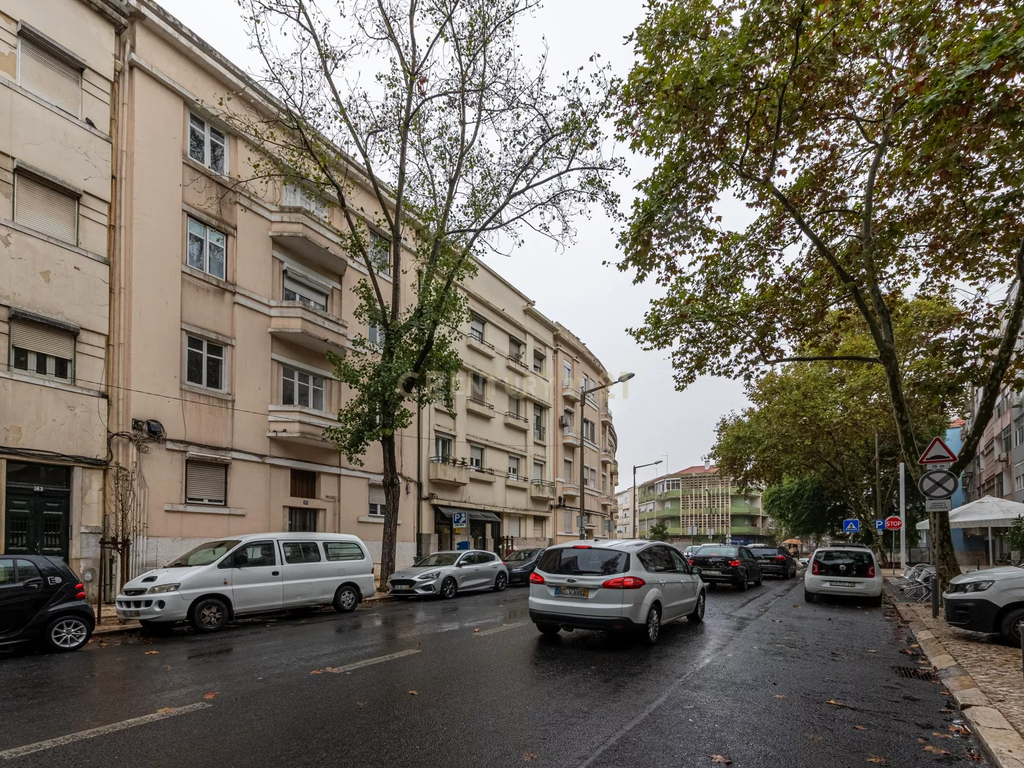 Apartamento T2 com logradouro na Penha de França - Image 2