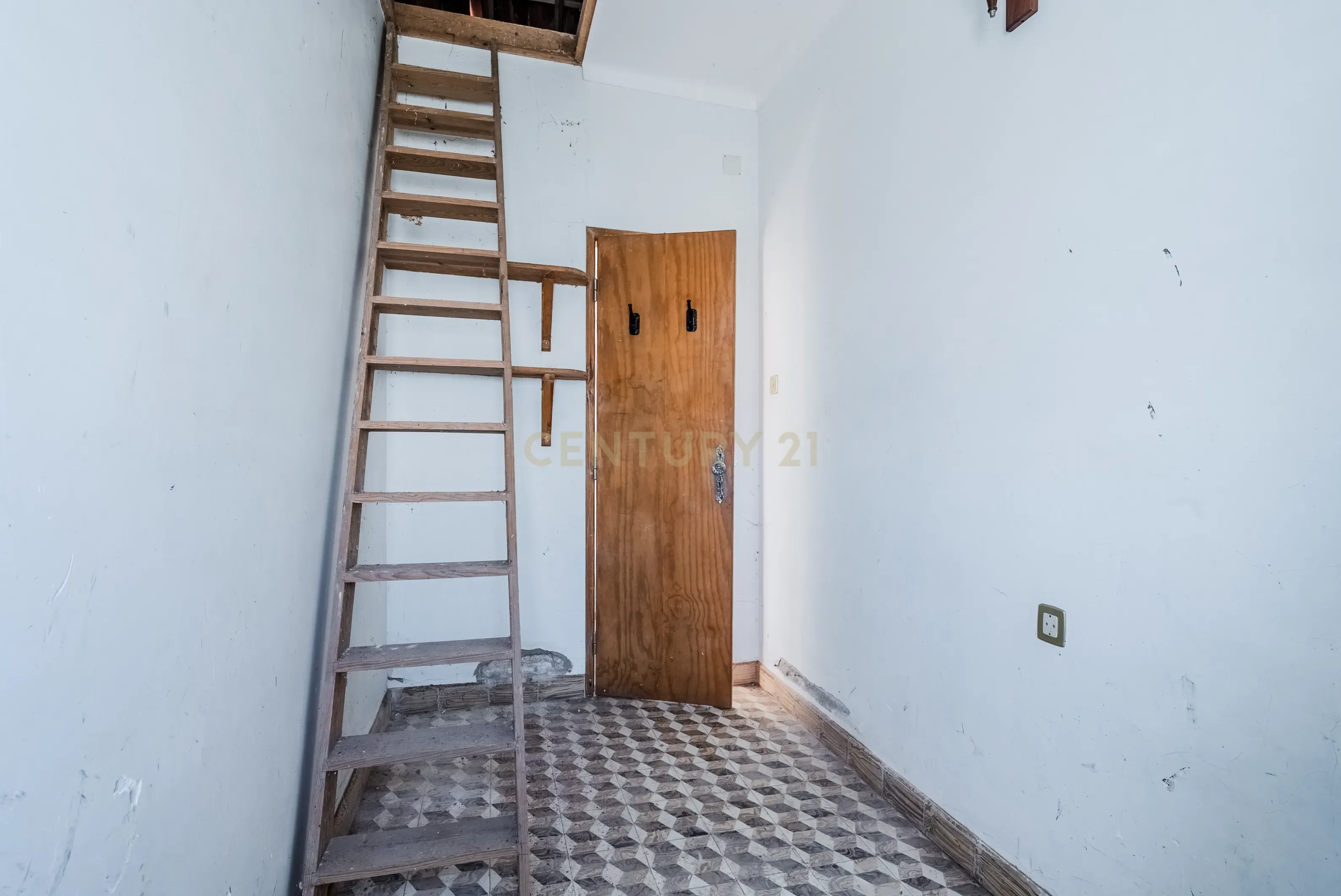 MORADIA TÉRREA T2+1, COM GARAGEM E LOGRADOURO, NA SILVEIRA, A 5 MINUTOS DA PRAIA AZUL - Image 16