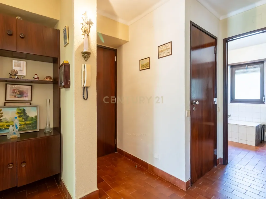 T1 em Caselas com varanda e vista desafogada – Excelente oportunidade para remodelar a gosto - Image 17