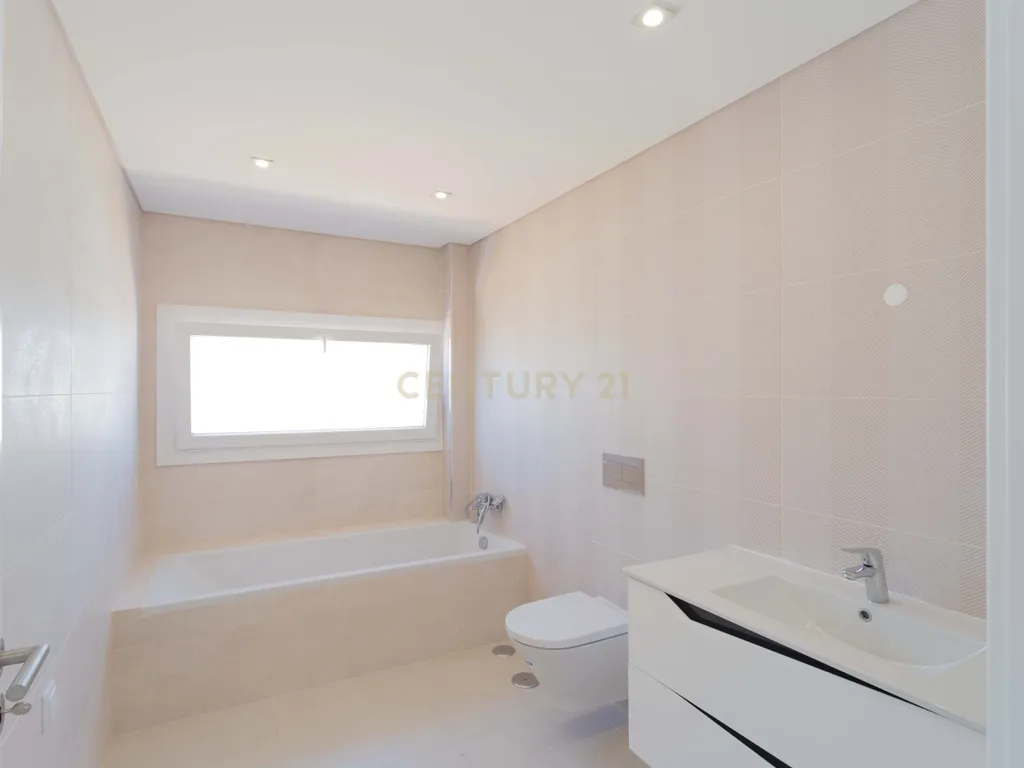 Oportunidade: Moradia T5 com jardim e piscina, na Sobreda, Almada. Em Venda! - Image 21