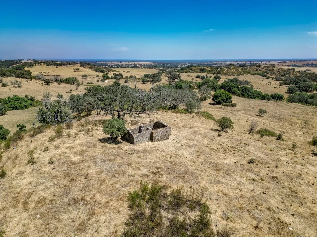 Herdade com 59,225 ha , 687m2 urbano, nascente de água, em Colos, Odemira - Image 18