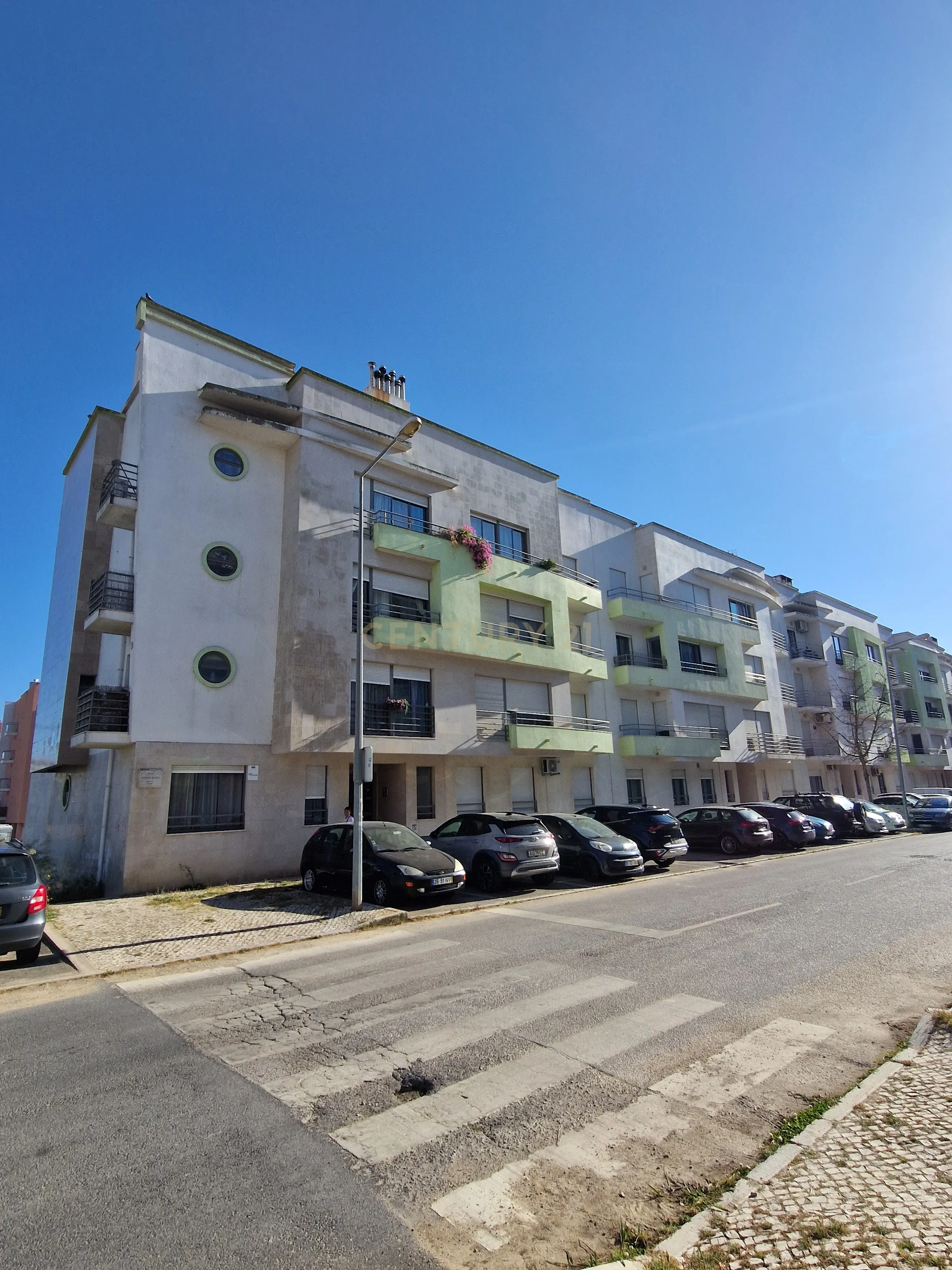 Apartamento T2 em Montijo com Garagem e Boa Exposição Solar - Image 1