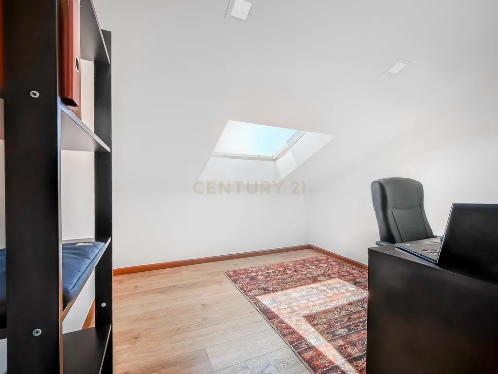 Apartamento T2 Dúplex com Vista Panorâmica e Garagem com Carregamento Elétrico | a 15 minutos de Mafra e Ericeira - Para arrendamento! - Image 23
