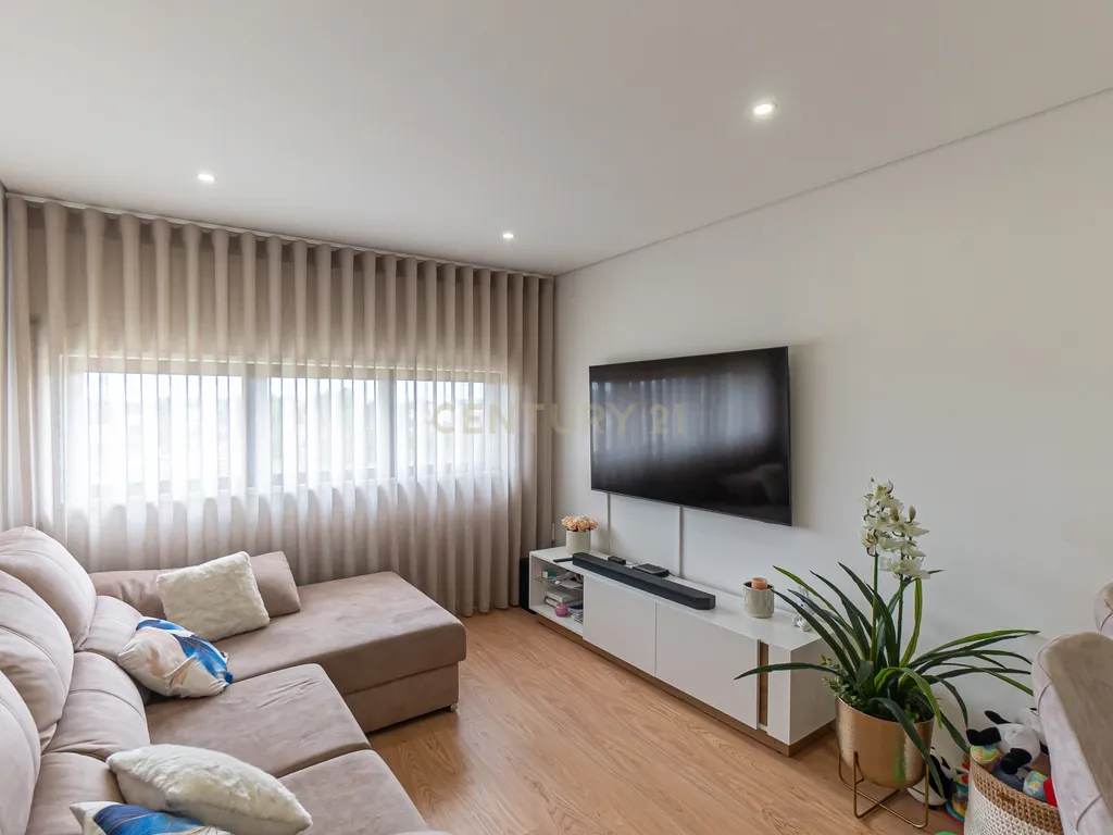 T2 Remodelado e Mobilado em Perafita, Matosinhos com Vista Panorâmica - Image 3
