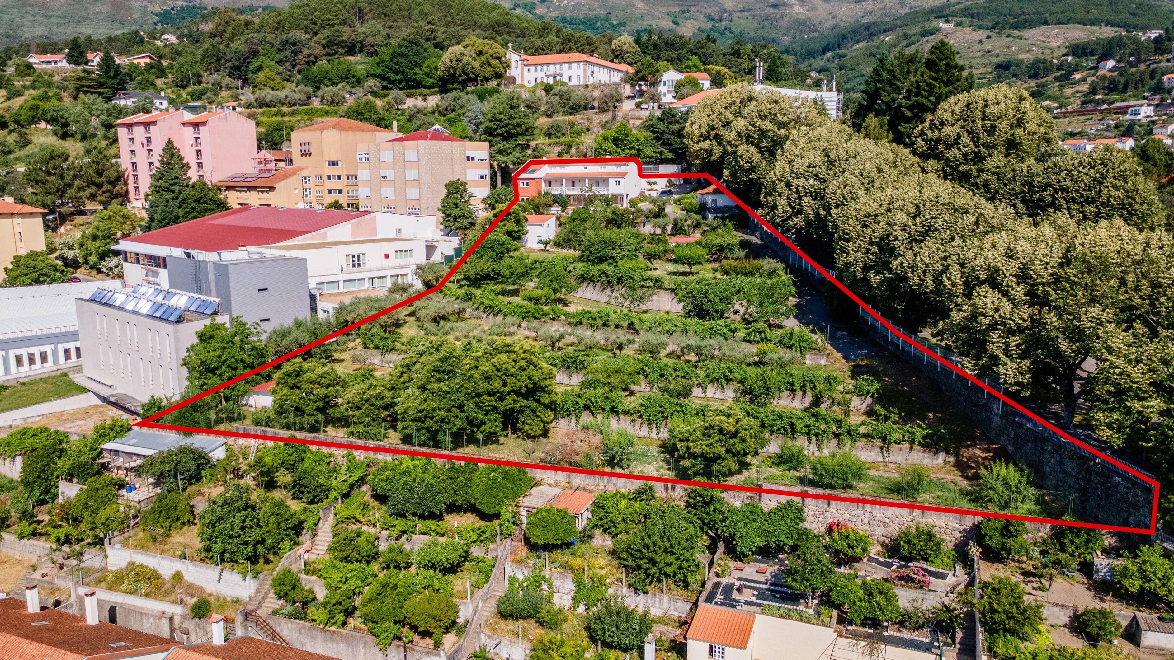 Fotografia 4 de Quinta com cerca de 1 hectare e casa com 11 quartos na Covilhã