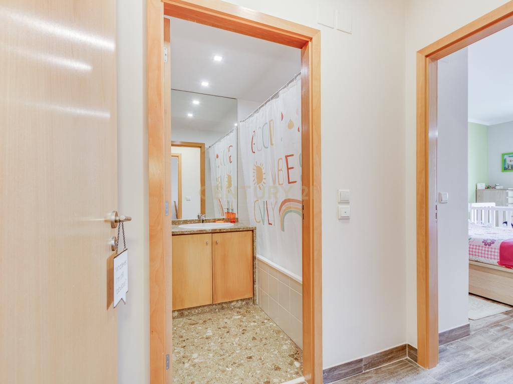 T1 Muito Espaçoso na Alta de Lisboa com Garagem e Arrecadação - Image 10