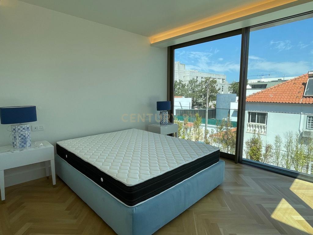 Moradia T3+1 em Cascais com Piscina Privada, Varandas e Jardim - Image 9