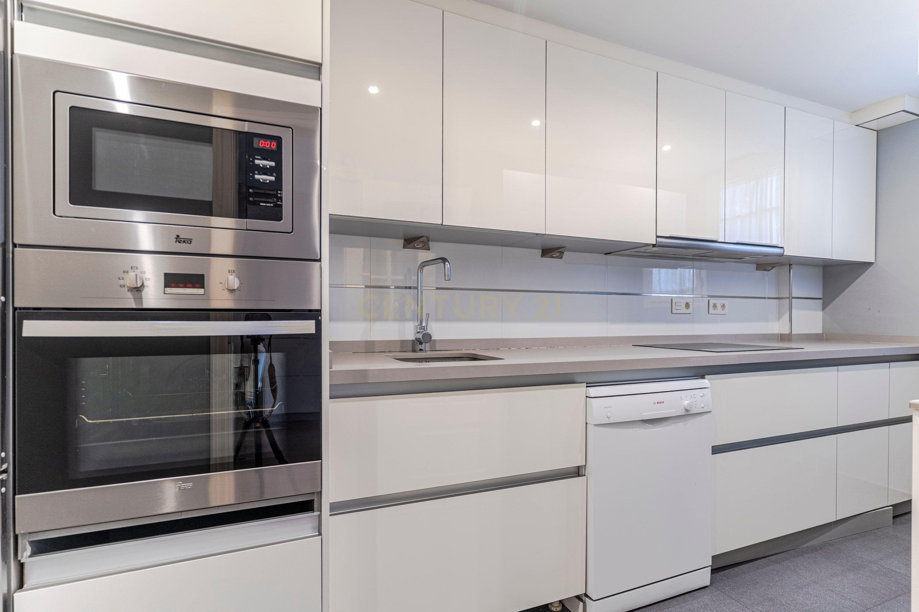 Apartamento Renovado em Granada com Garagem e Segurança - Image 8