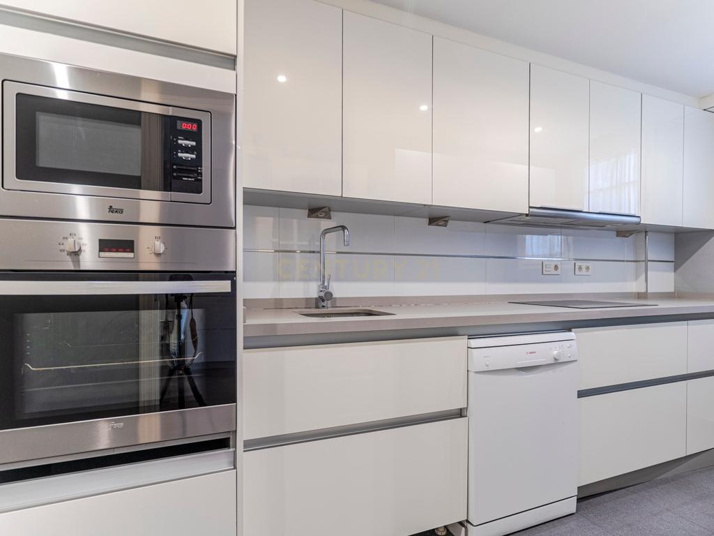 Apartamento Renovado em Granada com Garagem e Segurança - Image 8