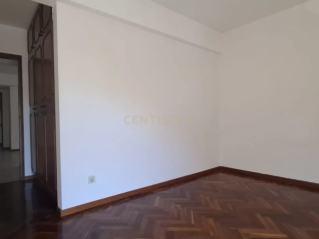 Apartamento T2 - Tapada das Mercês - Image 8
