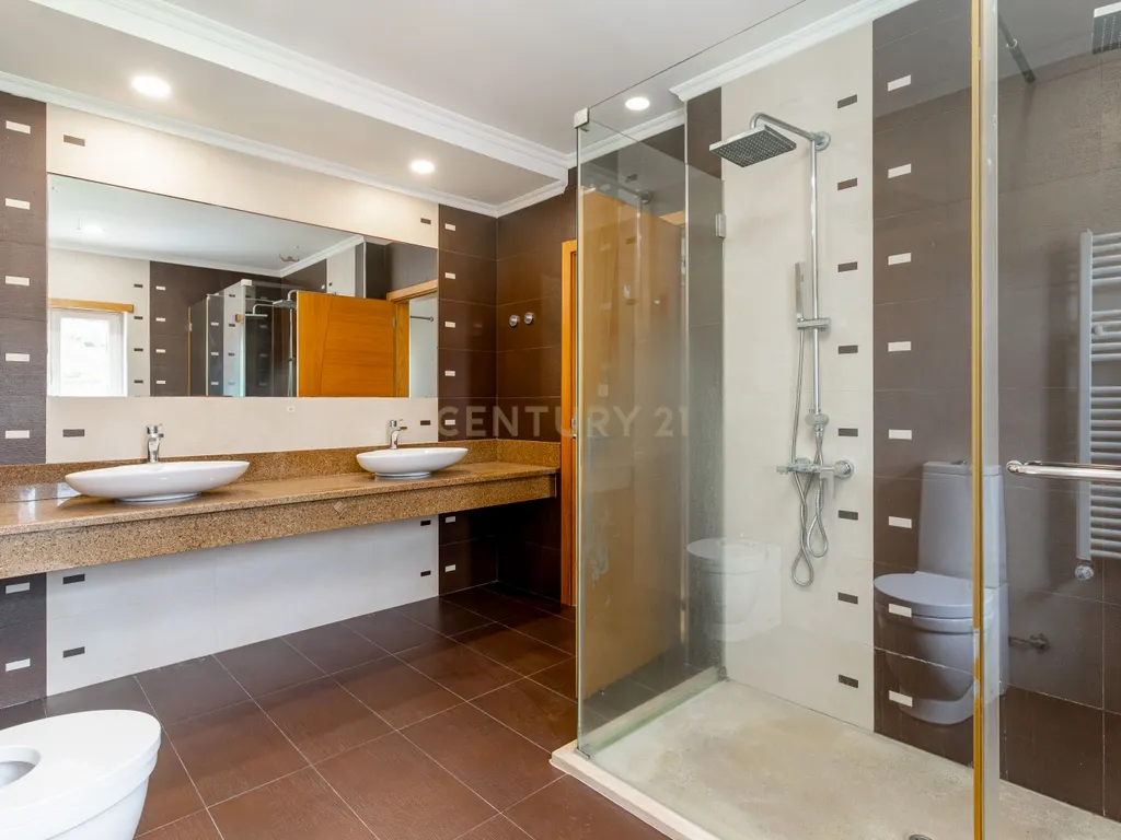 Moradia T4 com Piscina | 426 m² de Construção e Lote de 1.000 m² | Arruda dos Vinhos - Image 30