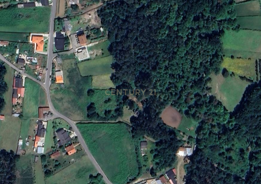 Terreno plano, com 2152m2, localizado a 5 minutos do centro de S. Pedro da Torre - Image 4
