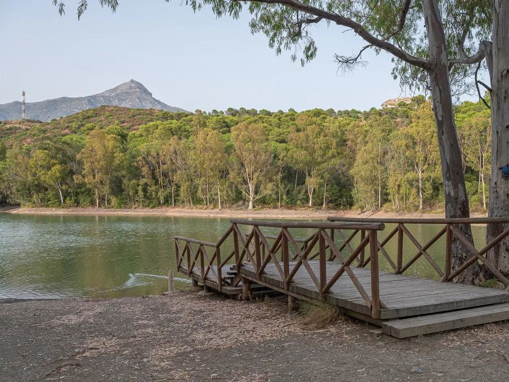 Encantador apartamento de 3 quartos no piso térreo elevado com vista para o mar e para o jardim – Nueva Andalucía. - Image 27