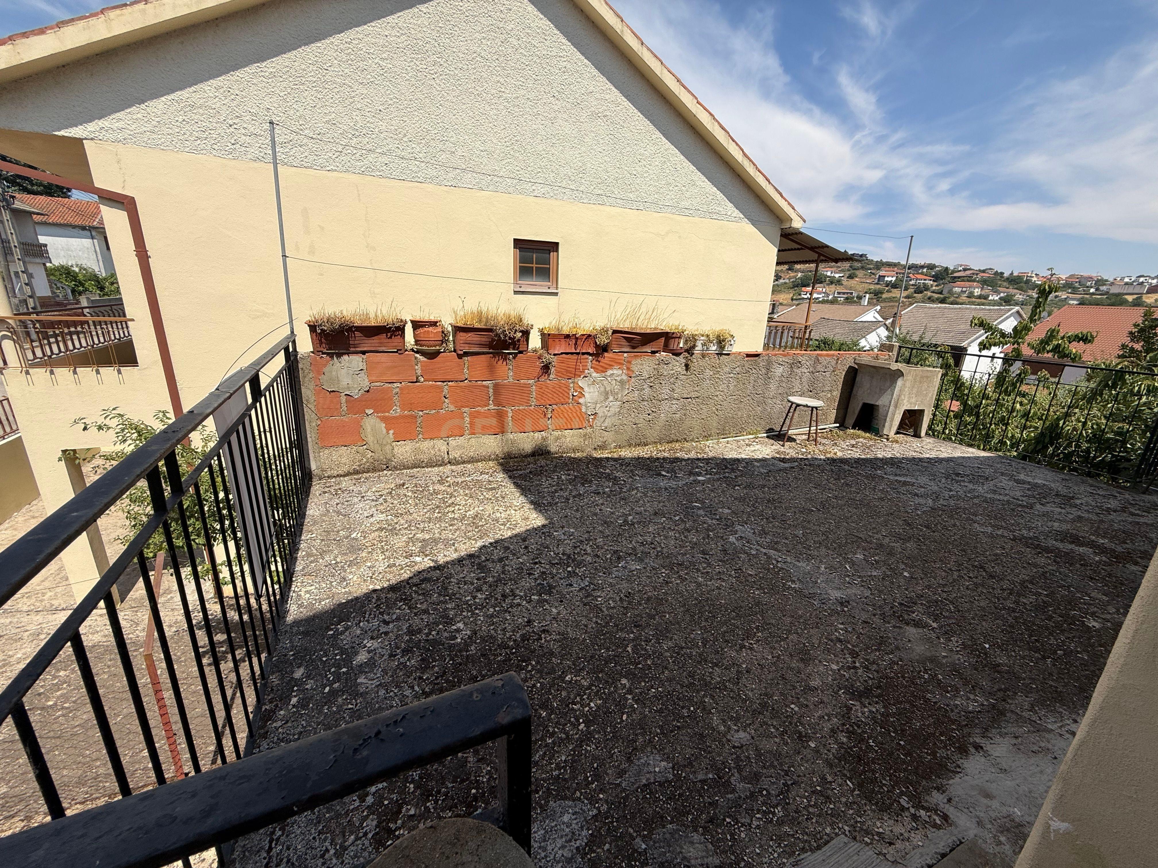 Fotografia 9 de Moradia BI-FAMILIAR perto do IPB e do Centro de Bragança, no Bairro das Cantarias. Tem TERRENO e GARAGEM!!!