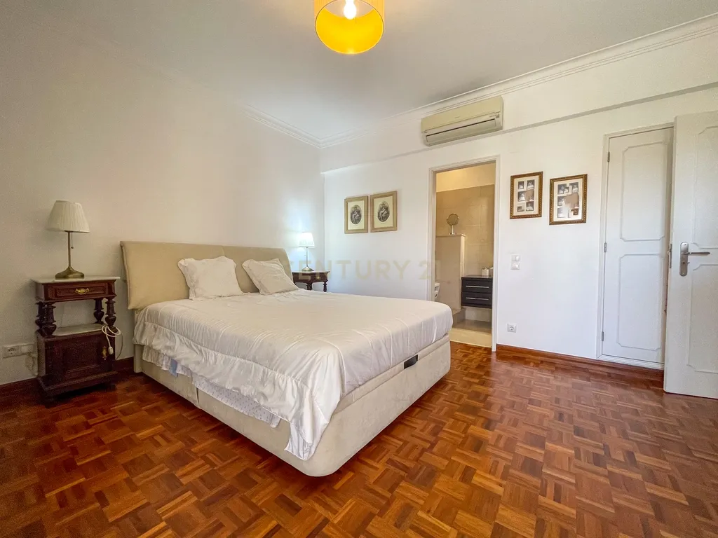 Moradia T5 com Piscina na Marisol - Almada - Image 23