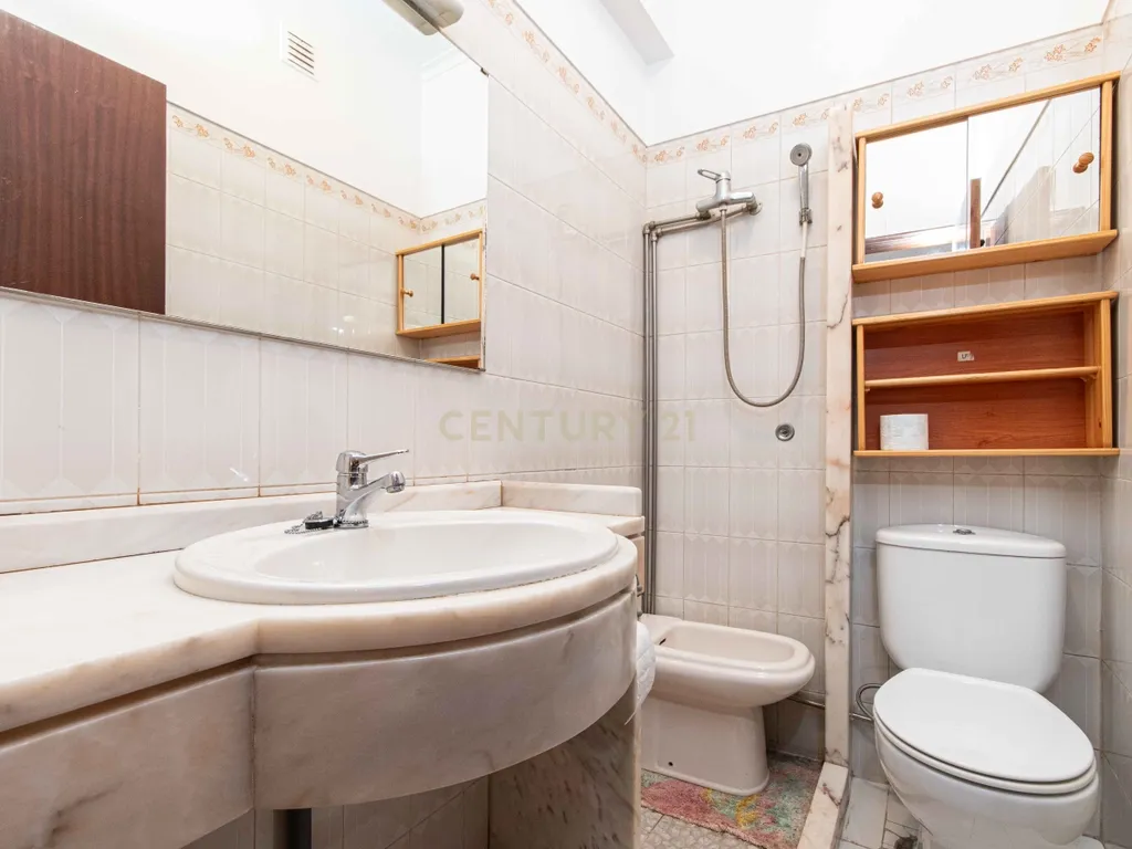 Apartamento T3 + 74m2 de área extra em Agualva-Cacém - Image 17