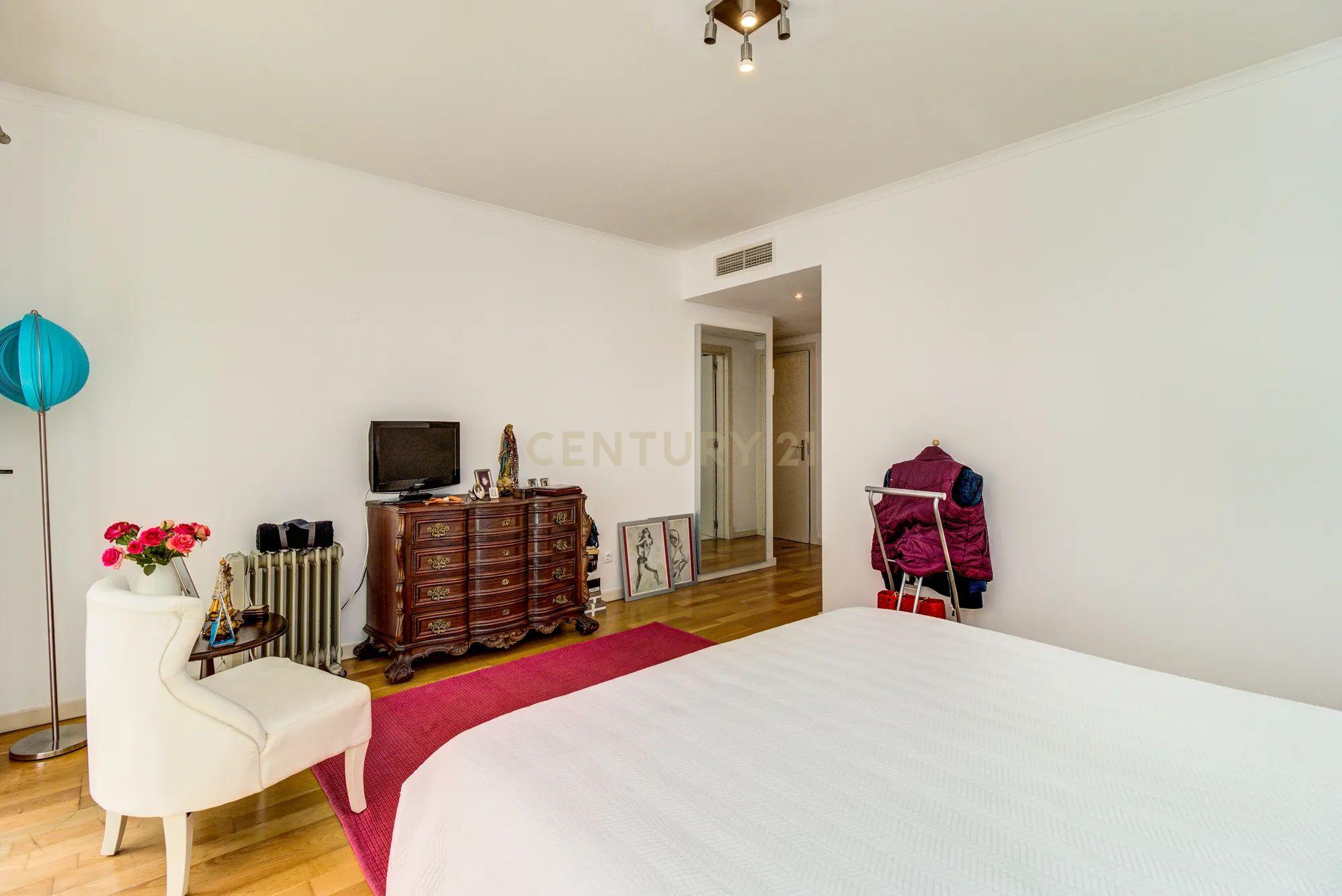 Apartamento T4, com 188m2, cozinha equipada e 2 lugares de garagem - Image 14