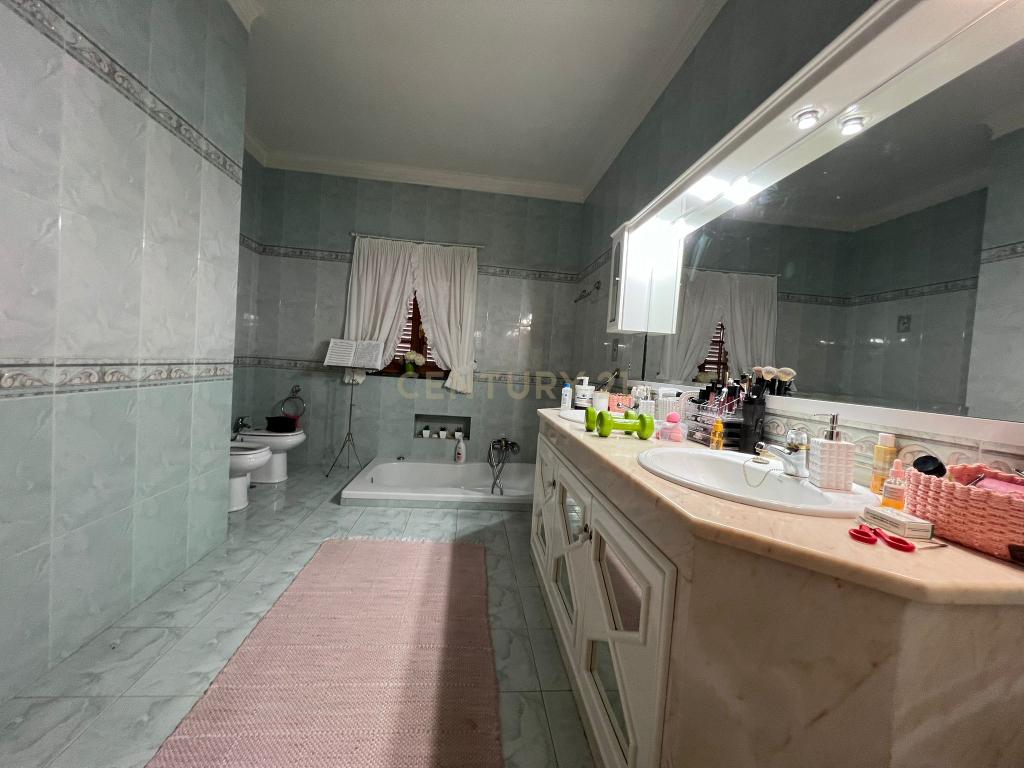 Luxuosa Moradia Isolada em Santarém com 5 Quartos e Barbecue - Image 13