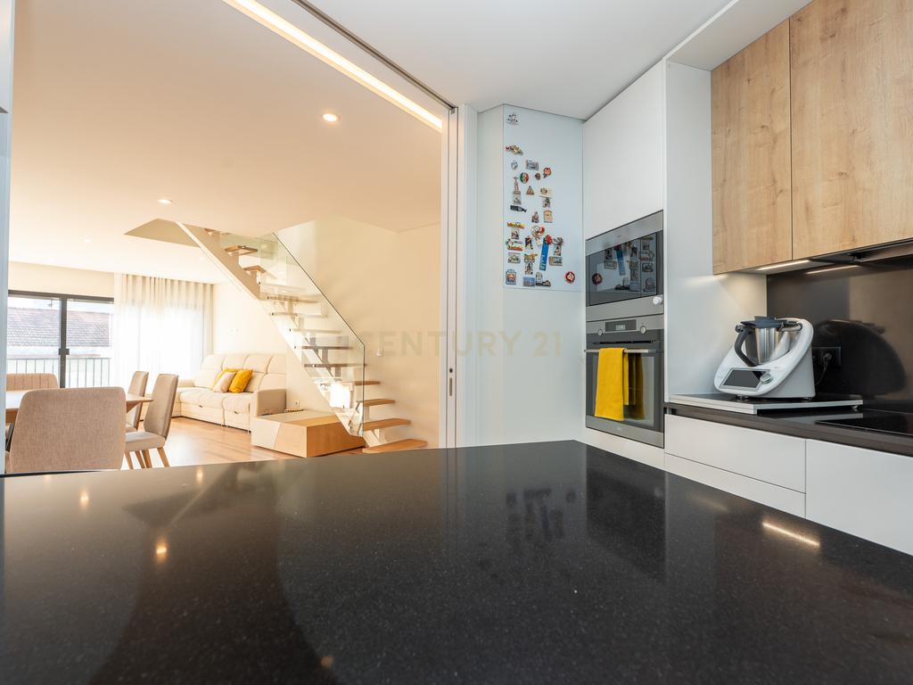 Apartamento T3+1 duplex, com terraço e estacionamento, no centro da cidade de Torres Vedras - Image 22