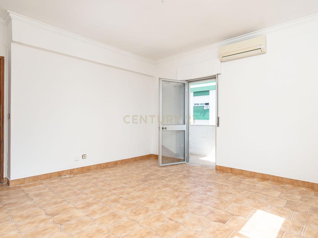 Apartamento T2 em Corroios, Seixal - Oportunidade Única! - Image 4