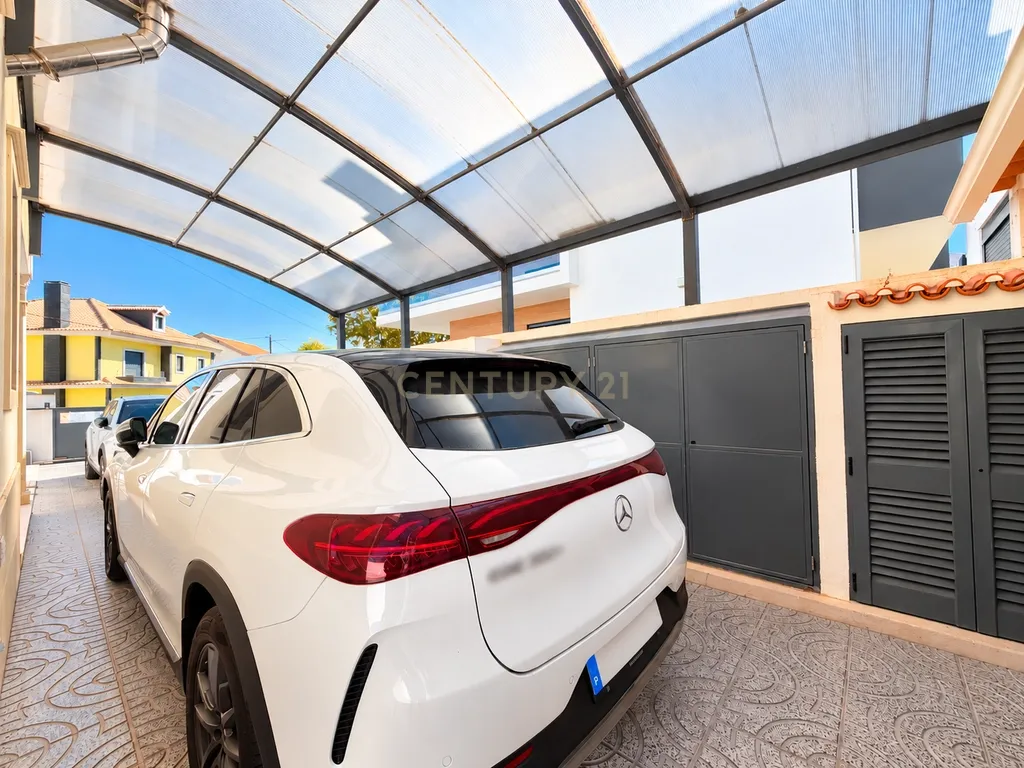 Moradia T4 com Sótão Aproveitado, Garagem e 247 m² de Construção | Santa Iria de Azóia - Image 61