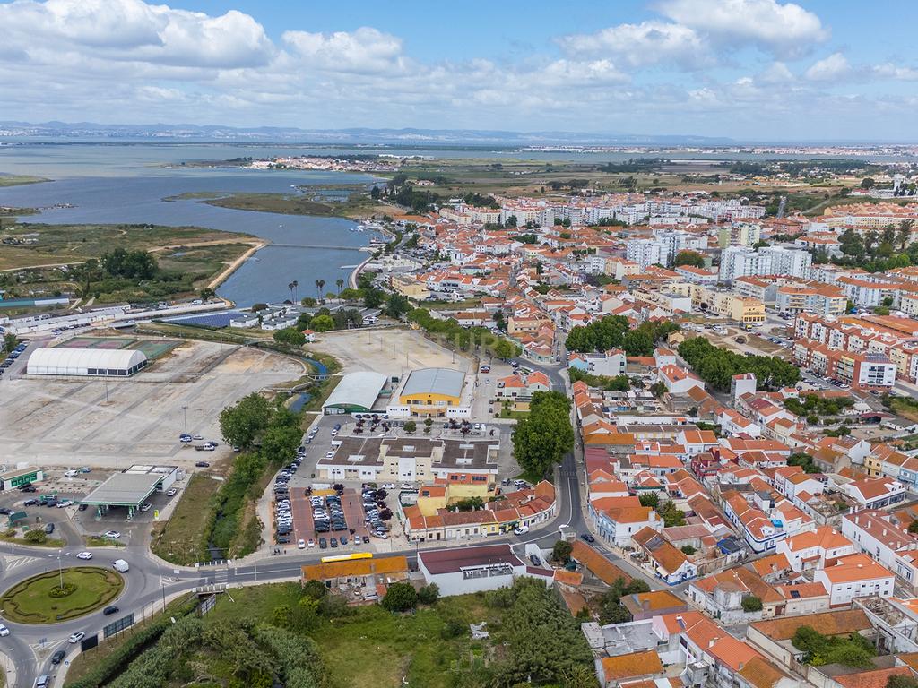 Loja com potencial para comercio e serviços ou reconversão de habitação no centro da Moita - Image 16