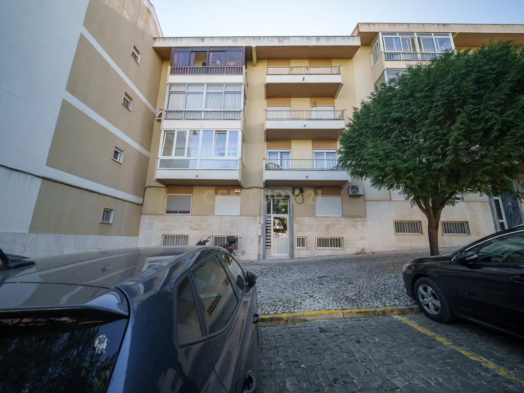 Apartamento T2 Renovado com Varanda e Arrecadação em São João da Talha - Image 15