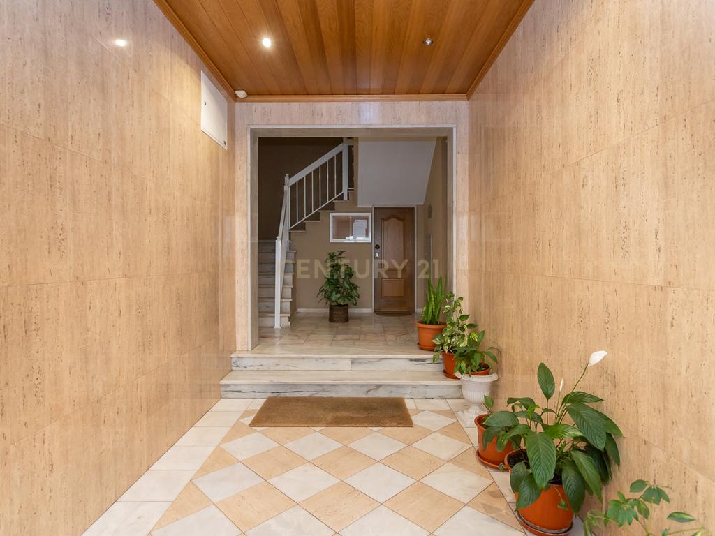 Apartamento T4 c/Arrecadação - Torre da Marinha - Image 33