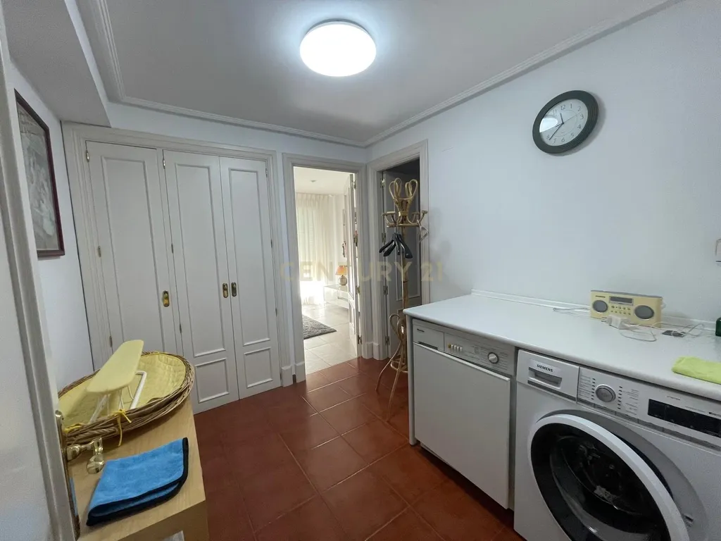 Luxuosa Moradia Renovada em Madrid com Vista para a Cidade - Image 7