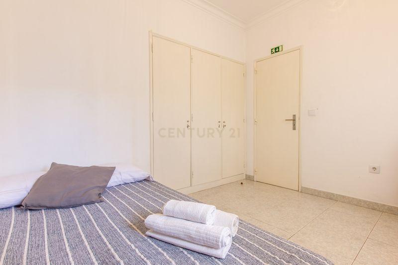 Moradia T4 com Vista para o Campo e Cidade em Localização Privilegiada -Charneca da Caparica, Almada - Image 12