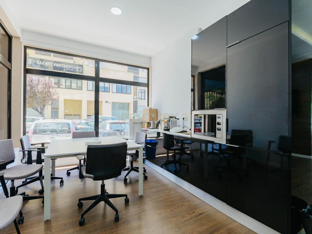 Loja com duas frentes em Sacavém, Loures - 120m² - Image 23